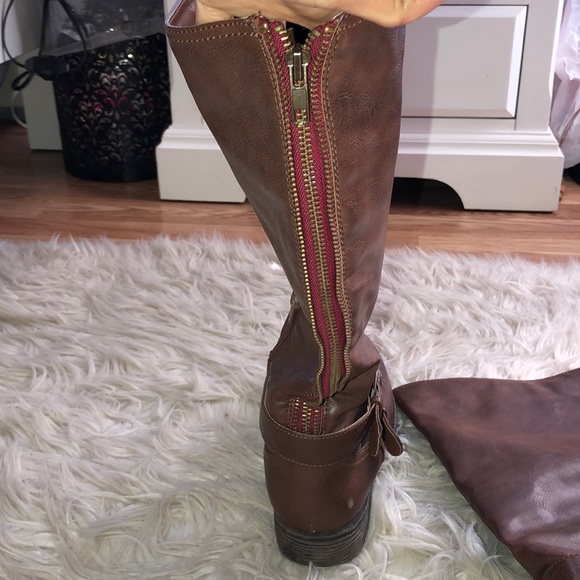 Woman’s Boots - Picture 2 of 4